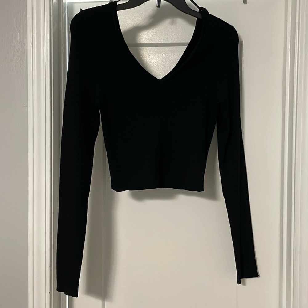 Top - black ribbed cropped top v neck